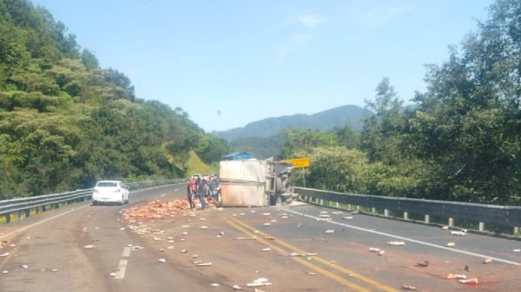 Bloquean parcialmente la México-Tuxpan por volcadura