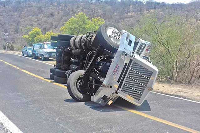 Aparatoso accidente en la carretera Izúcar de Matamoros-Acatlán