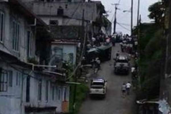Vuelca camioneta que transportaba a panistas en Hueytamalco
