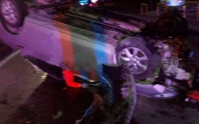 Muere al dar volteretas con su auto en la Atlixcáyotl