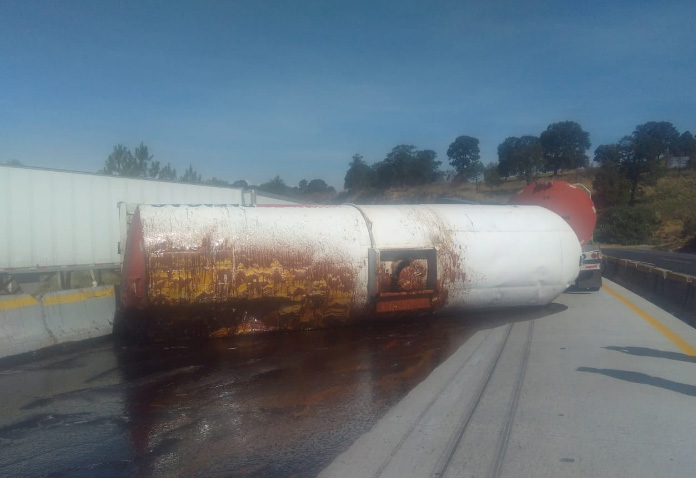 Cierran la México-Puebla tras volcadura de pipa