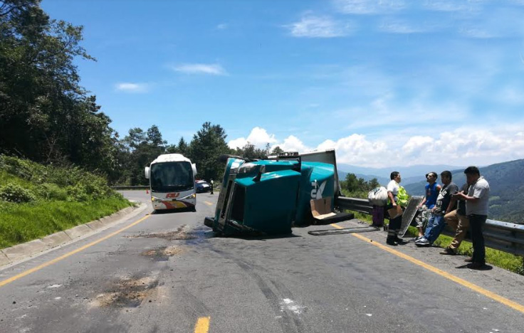 Aparatosa volcadura solo deja daños materiales en la autopista en Esperanza 
