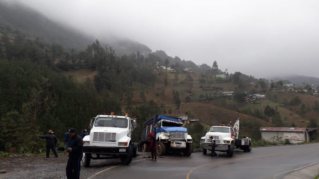 Saldo de 20 heridos deja volcadura de unidad en Ajalpan