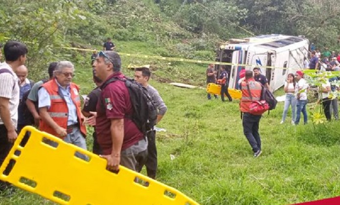 Suman 9 heridos y un muerto por volcadura de autobús en Nauzontla