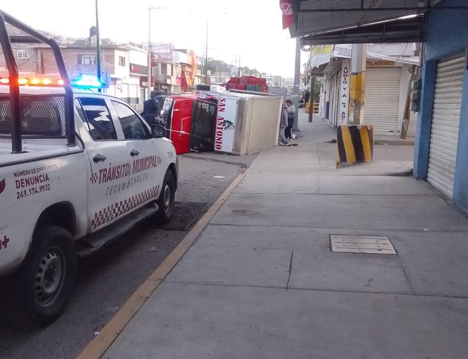 Camioneta termina volcada en bulevar de Tecamachalco