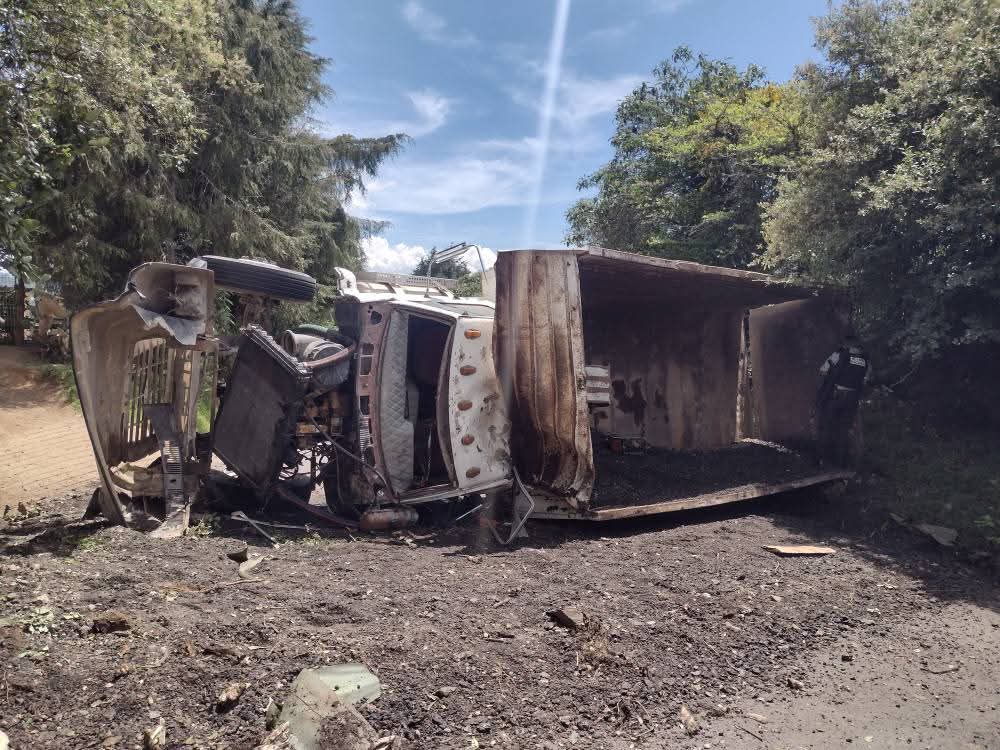 Volcadura de tracto camión bloquea acceso a comunidades de Esperanza