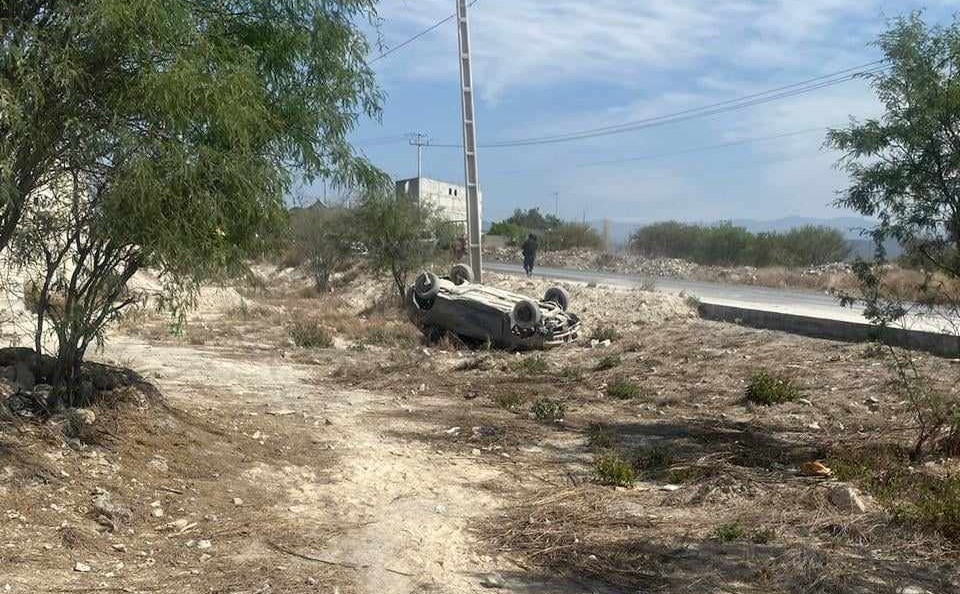 Vuelcan tres estudiantes de la BUAP en Tehuacán