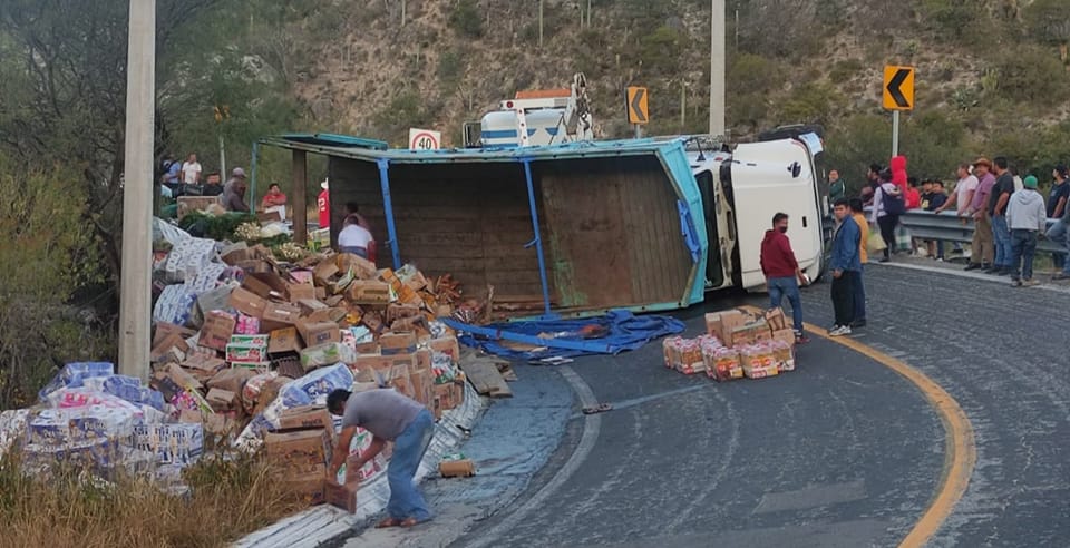 Vuelca camión en la Tehuacán-Huajuapan a la altura de Zapotitlán Salinas