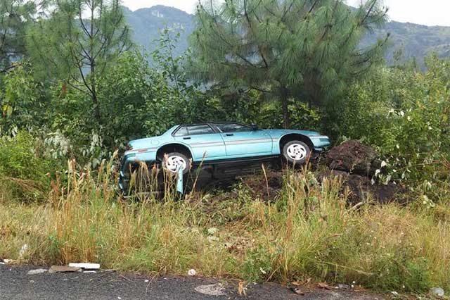 Vuelca automóvil junto a la carretera Virreyes - Teziutlán