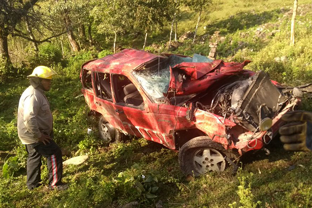 Fallecen dos personas durante volcadura en Huauchinango