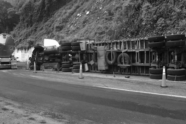 Vuelca camión cargado de caña sobre carretera Izúcar de Matamoros-San Juan Epatlan