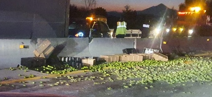 Vuelca camión con limones y genera tráfico en la Puebla-Orizaba