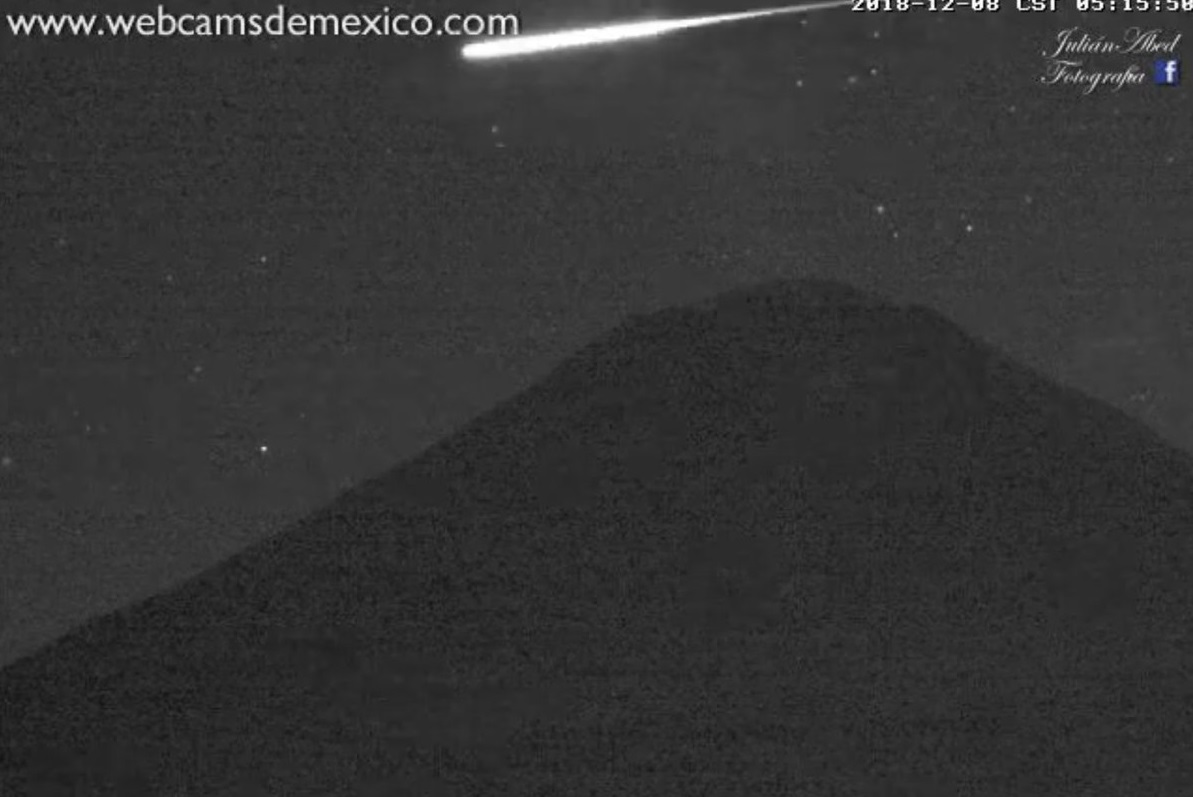 Captan meteoro cerca del volcán Popocatépetl
