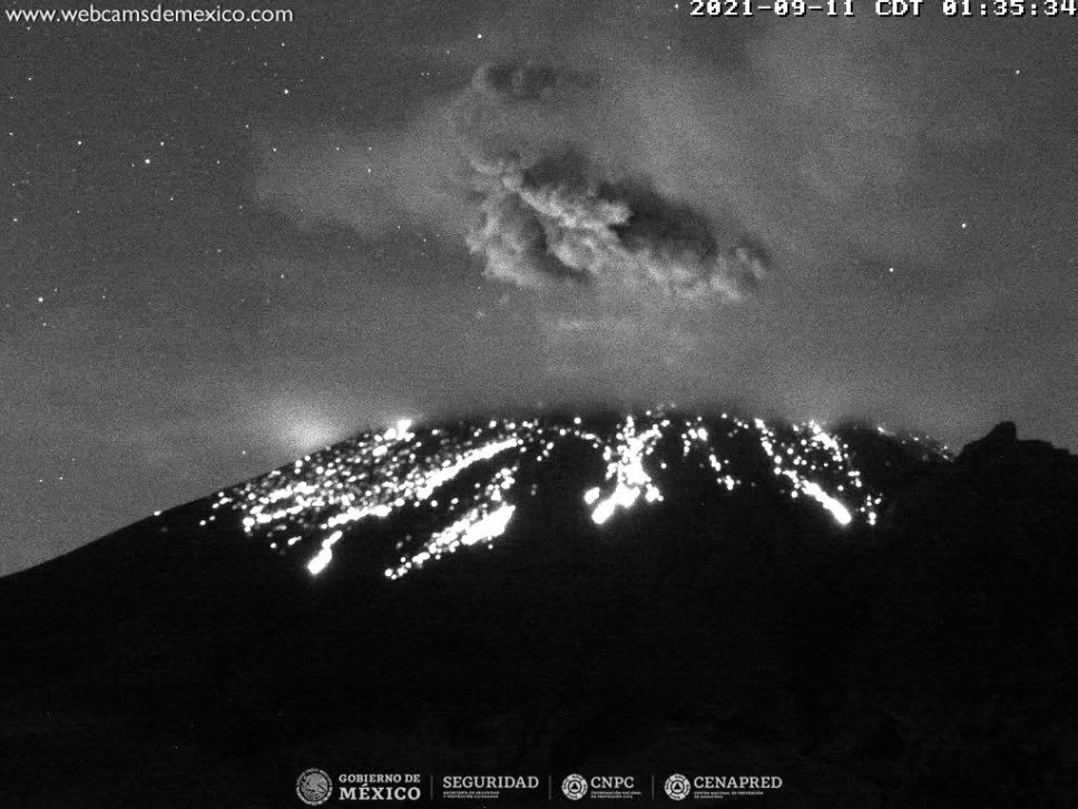 VIDEO Popocatépetl lanza fumarola y fragmentos tras explosión