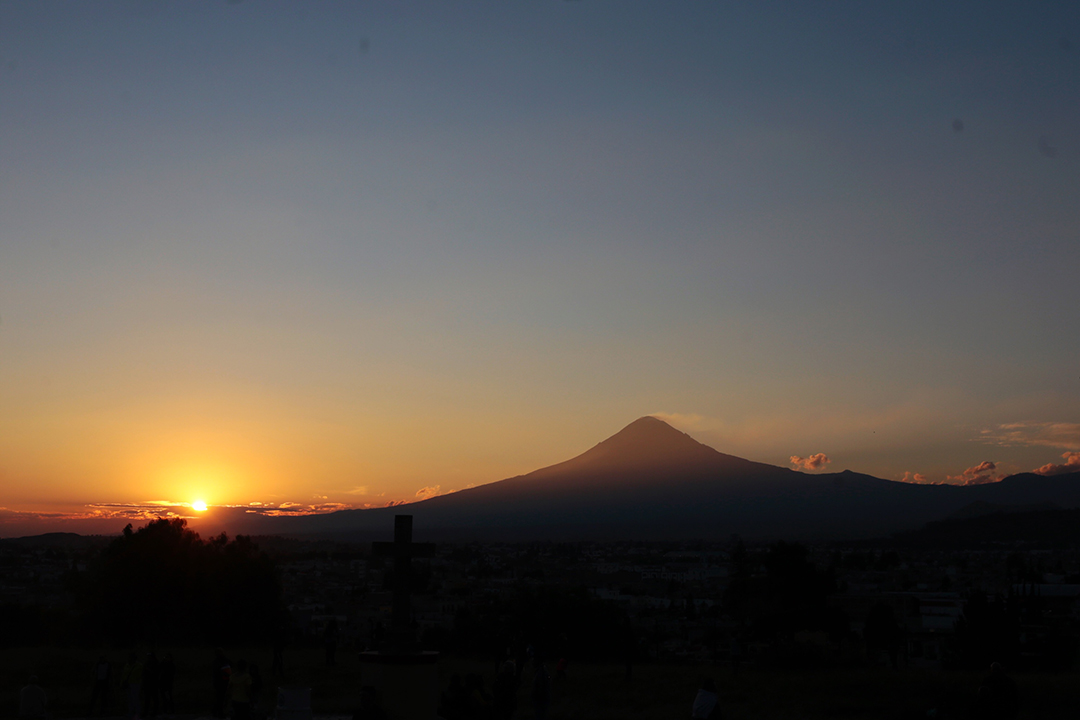 Captan estrella fugaz sobre el Popocatépetl