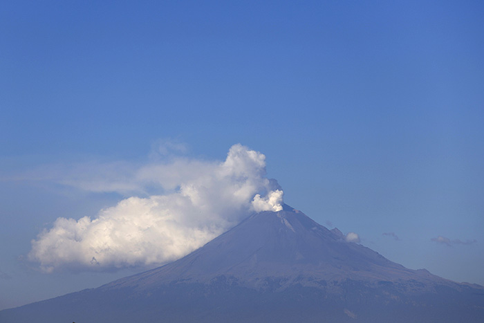 Registra Popocatépetl 2 explosiones y 111 exhalaciones