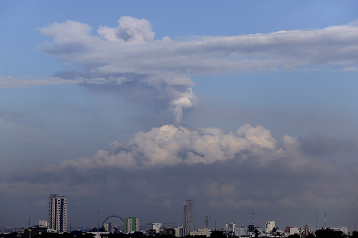 Popocatépetl emite fumarola de más de un kilómetro