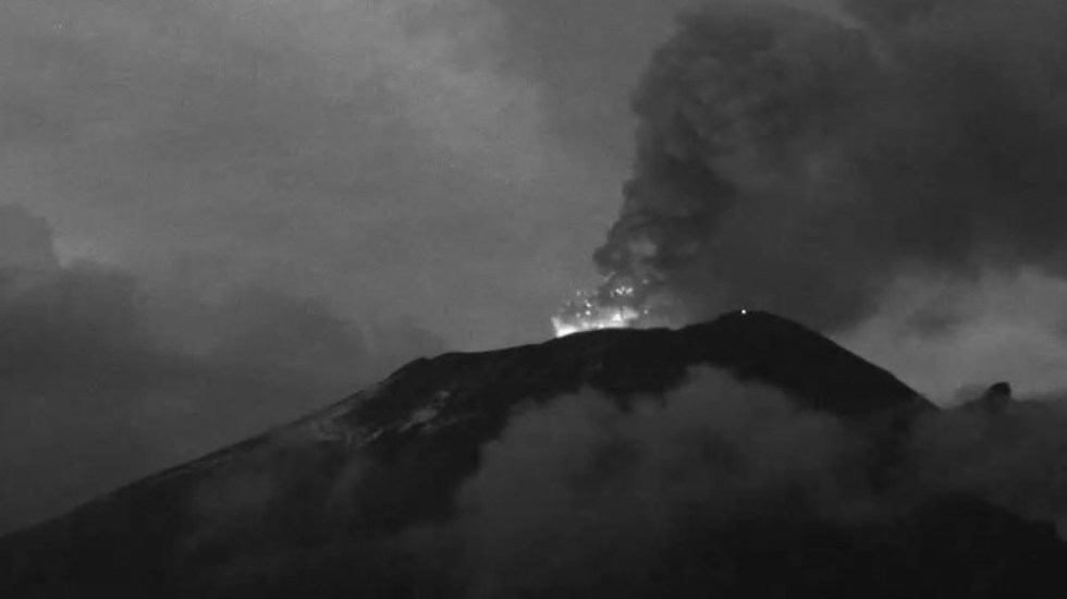 VIDEO El Popocatépetl sigue activo, prevén caída de ceniza