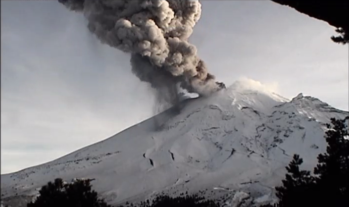 Popocatépetl hace explosión; no se descarta caída de ceniza