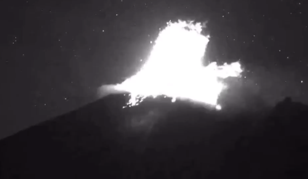 Esta noche el volcán Popocatépetl registró fuerte explosión