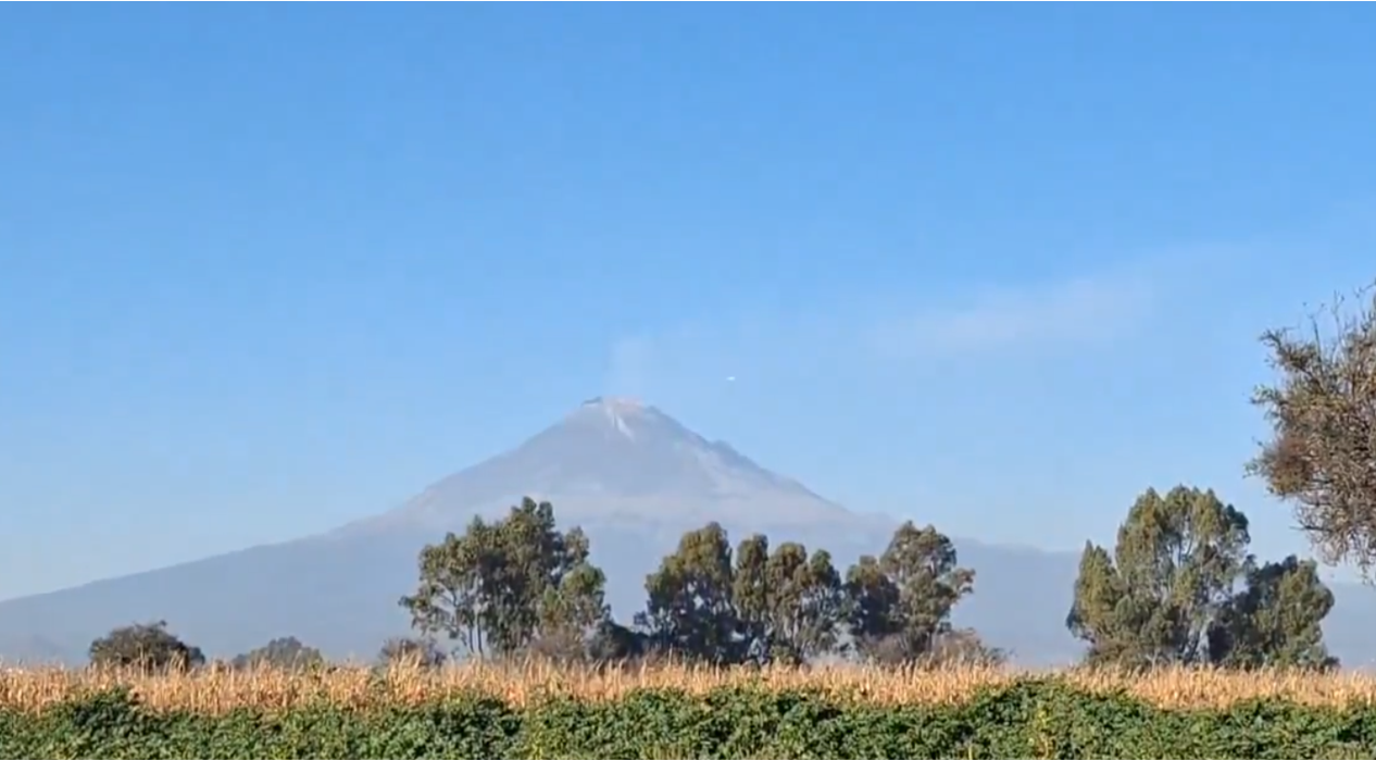 VIDEO Volcán Popocatépetl está en calma, acompañado de un cielo despejado