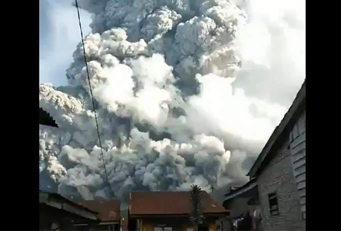 VIDEO Captan impresionantes imágenes de volcán en erupción en Indonesia