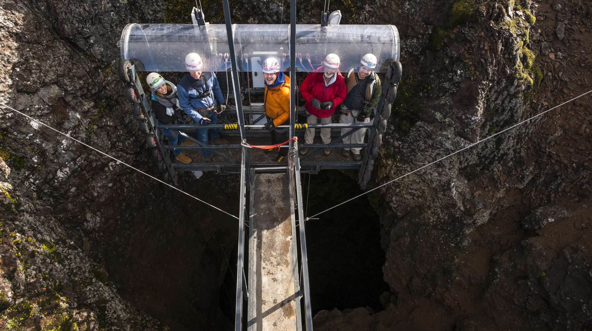 Hacen tour dentro de volcán en Islandia