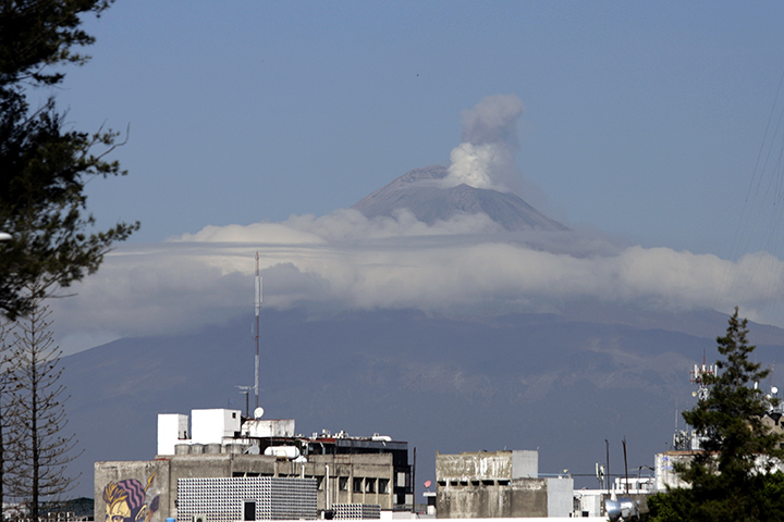 Registran tres explosiones y cuatro sismos en el Popocatépetl