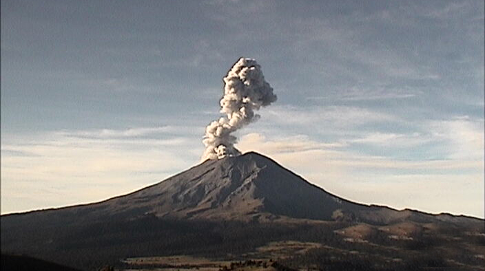VIDEO Cenapred registra cinco explosiones del Popocatépetl