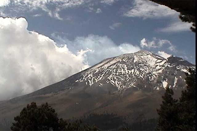 Genera el Popocatépetl 5 explosiones y 127 exhalaciones