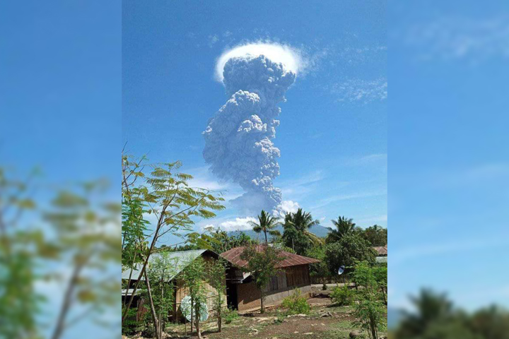 VIDEO Hace erupción volcán Lewotolok en Indonesia