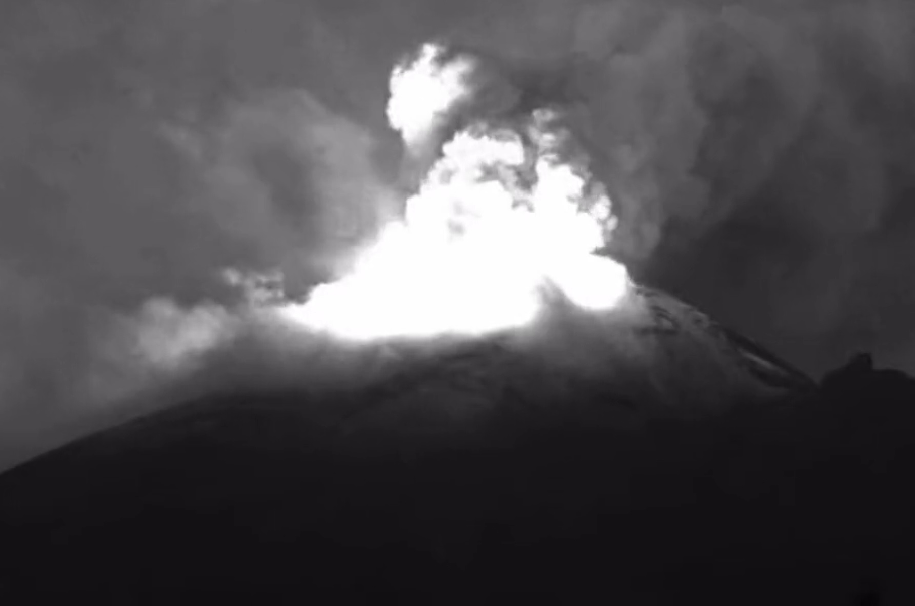 VIDEO Tremor del Popocatépetl lanza ceniza y fragmentos incandescentes