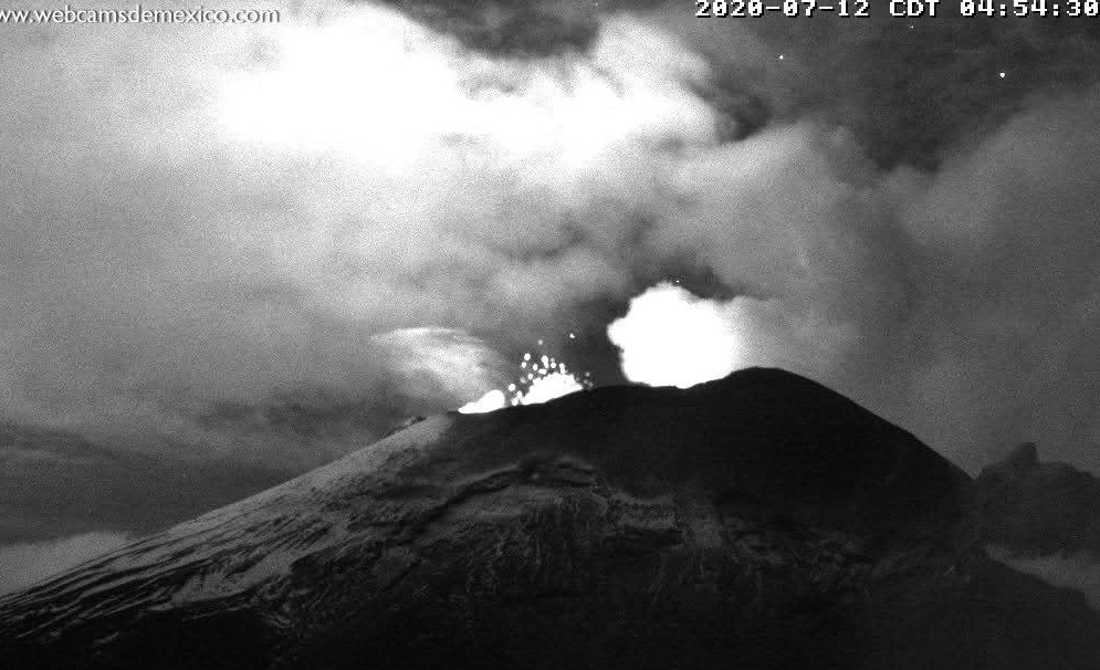 Con exhalaciones de vapor e incandescencia el Popocatépetl