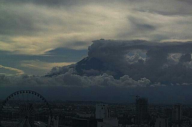 Fumarola del volcán Popocatépetl sorprende a los poblanos