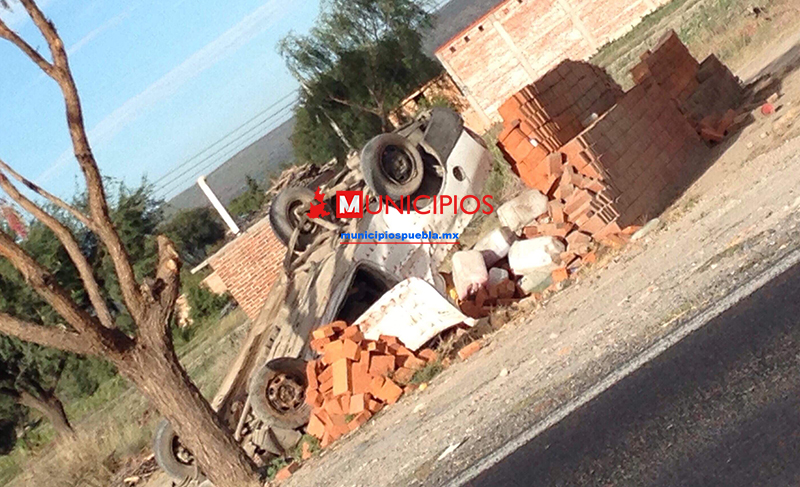 Abandonan auto que volcó en carretera Puebla-Tehuacán