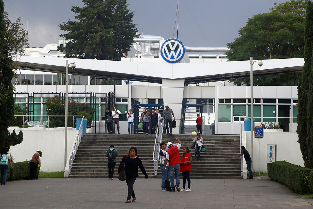 Puebla presume salarios altos en Industria automotriz, en California ganan doble