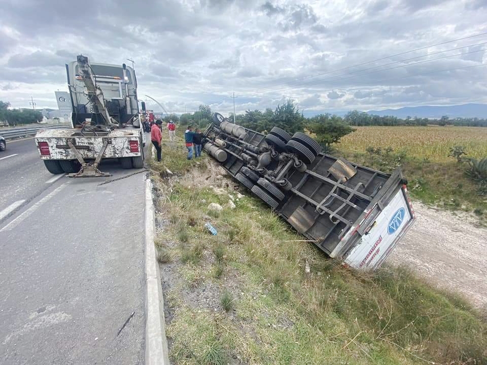 Camión termina volcado en la autopista Puebla-Orizaba en Palmar de Bravo
