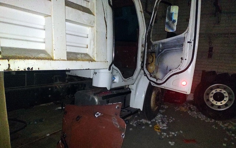 Aseguran vehículos de volteo con blindaje artesanal en Michoacán