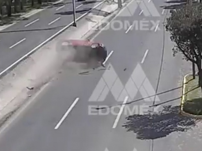 VIDEO Así dio de volteretas un auto tras chocar en carretera