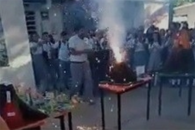 VIDEO En presentación escolar explota volcán con pirotecnia 