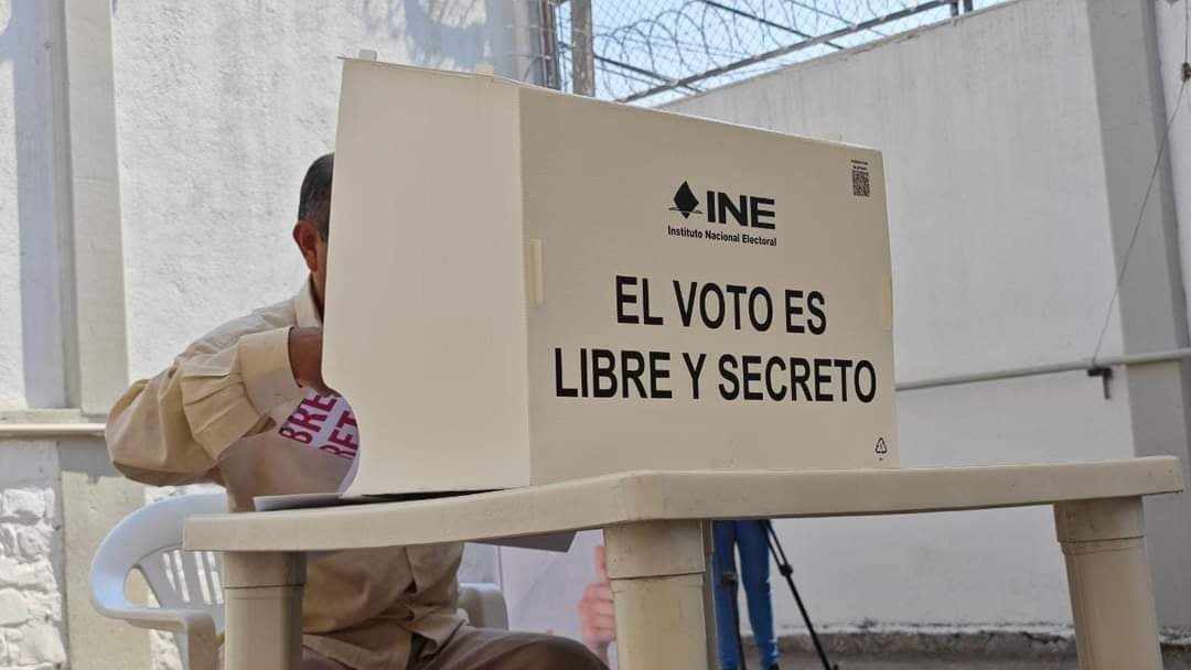 Votan de manera anticipada internos del penal en Tehuacán