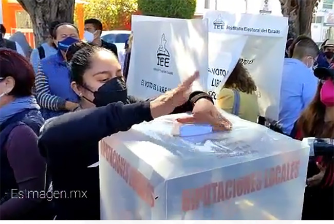 VIDEO Reportan retraso en apertura de casillas y mala organización en elección del PAN