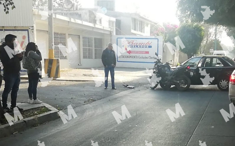 Choca moto de la policía estatal contra taxi en Prados Agua Azul