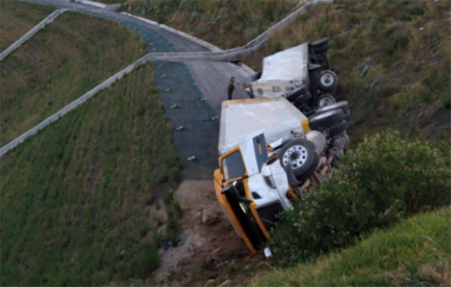 Tráiler se vuelca y se va a barranca en la México-Puebla