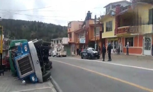 Por exceso de velocidad, vuelca tráiler en San Miguel Tenextatiloyan