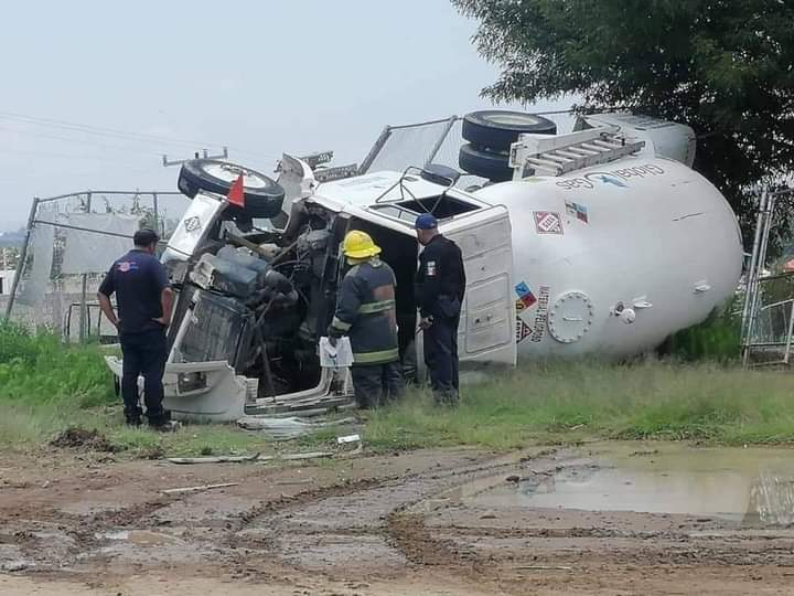 Le fallan los frenos y vuelca pipa en Chachapa