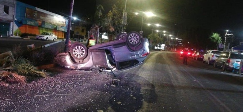 Se vuelca a metros de El Bikinis; madrugada de accidentes