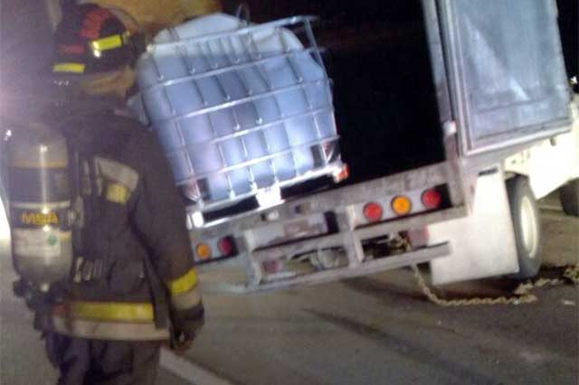 Vuelca camión con sustancia tóxica en la autopista Puebla–Orizaba