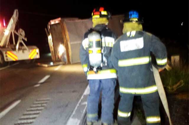 Vuelca camión con sustancia tóxica en la autopista Puebla–Orizaba