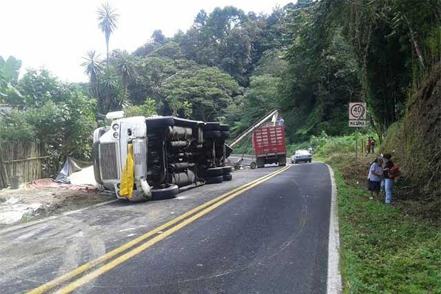 Vuelca en Hueytamalco camión con más de 35 toneladas de maíz